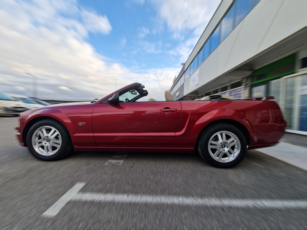 ford mustang couleur candy apple red vue de profil