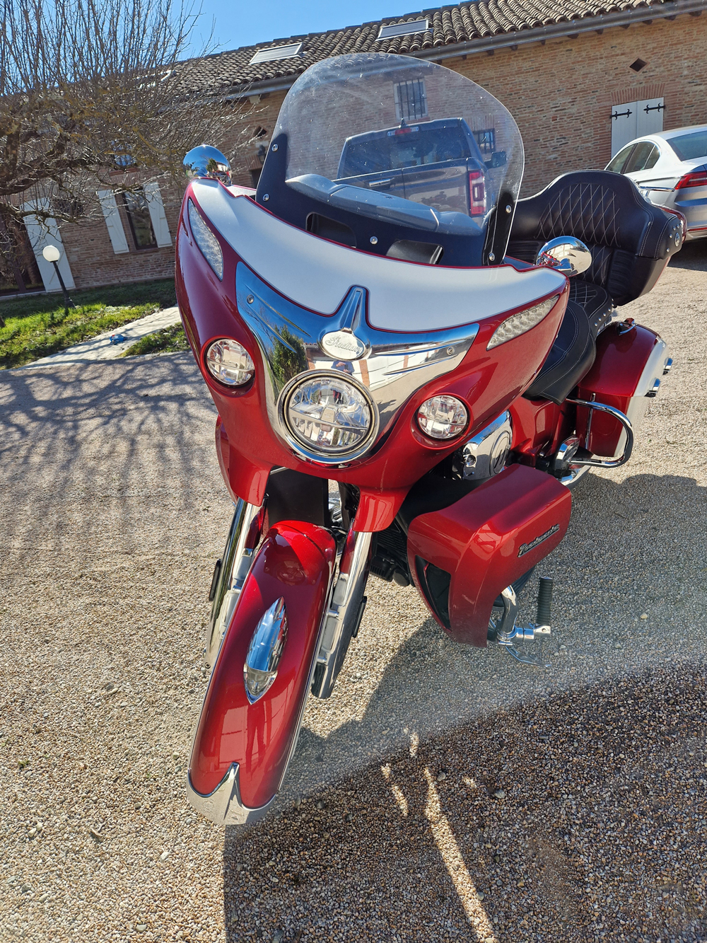 avant d'une moto Indian Blanche et rouge