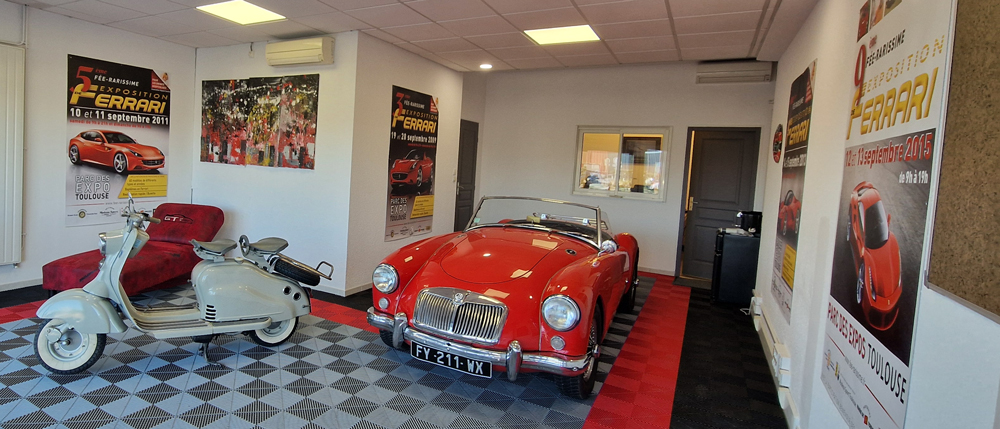 showroom sirius car avec une voiture MG Rouge et un Vespa ancien